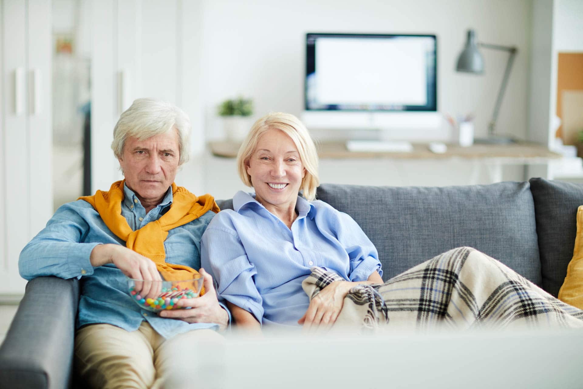Ehepaar vor Fernseher