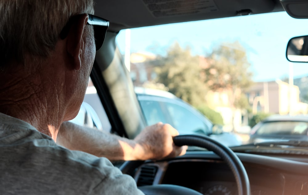 Homme âgé au volant d'une voiture