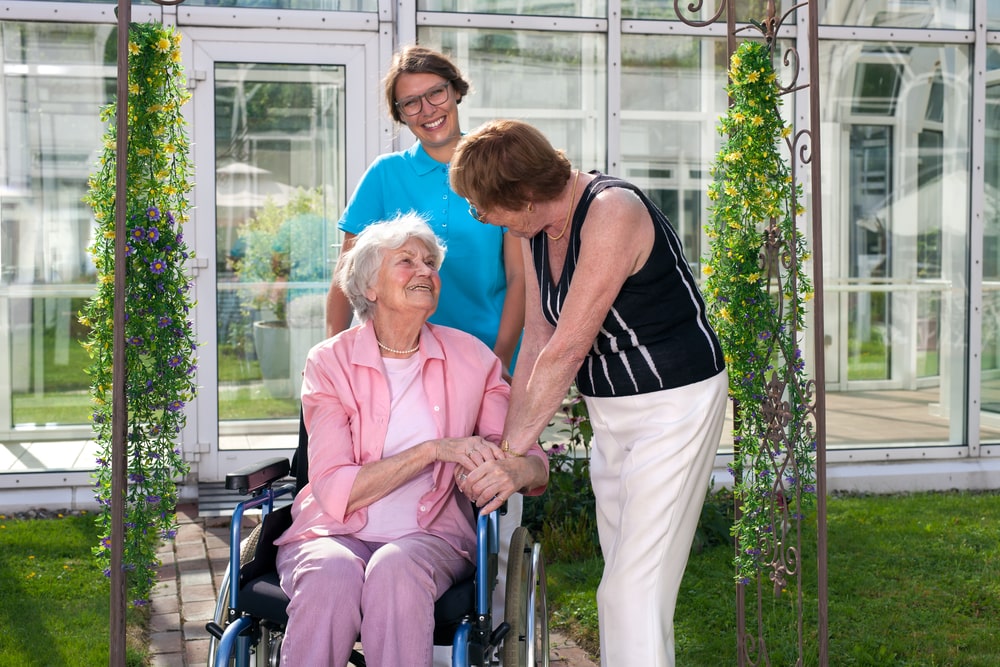 Frau im Pflegeheim
