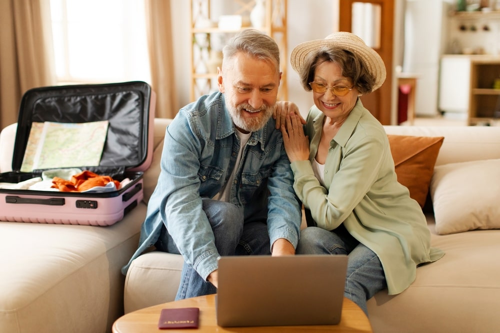 Mann und Frau buchen Flugreise