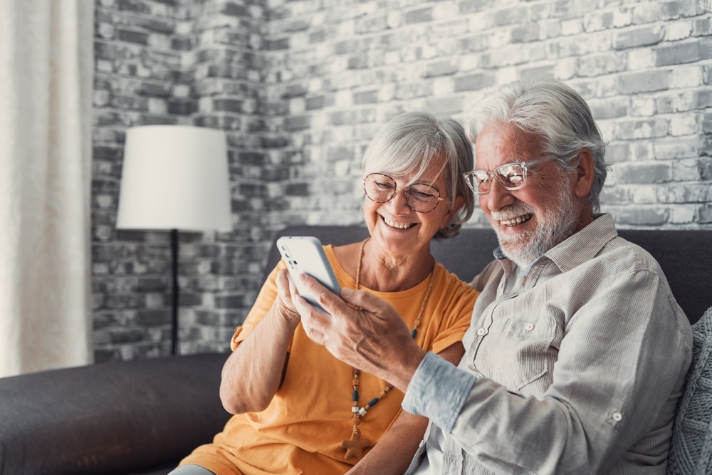 Älteres Ehepaar informiert sich am Smartphone