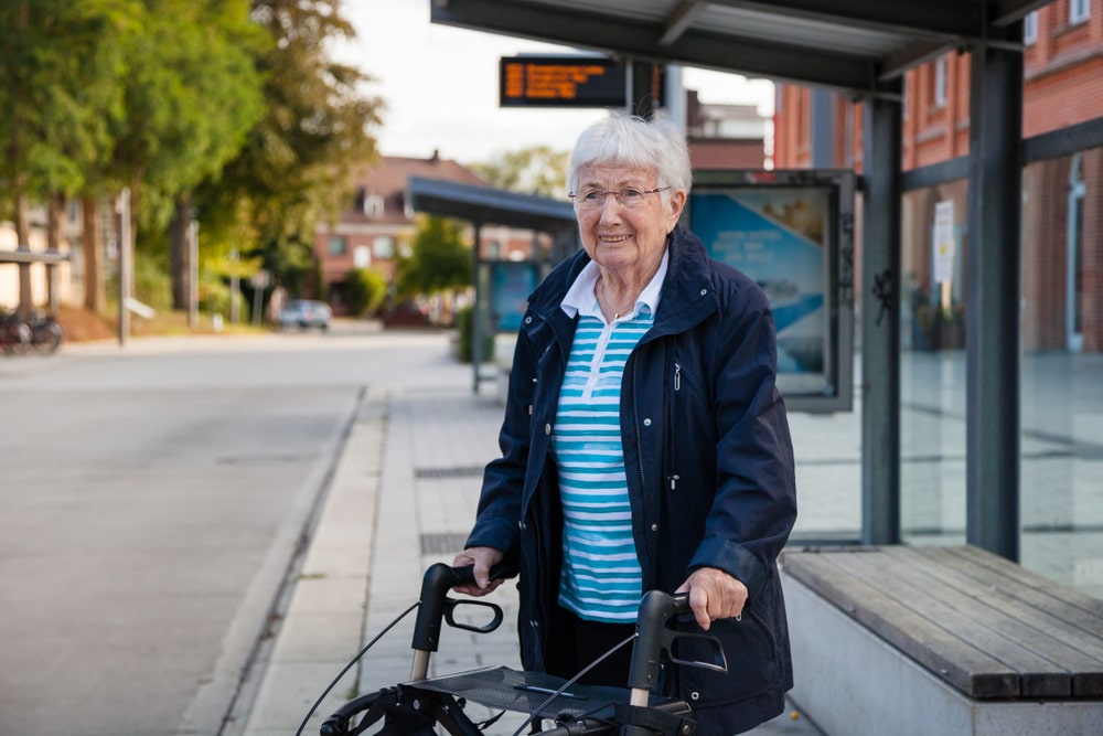 Frau mit Rollator