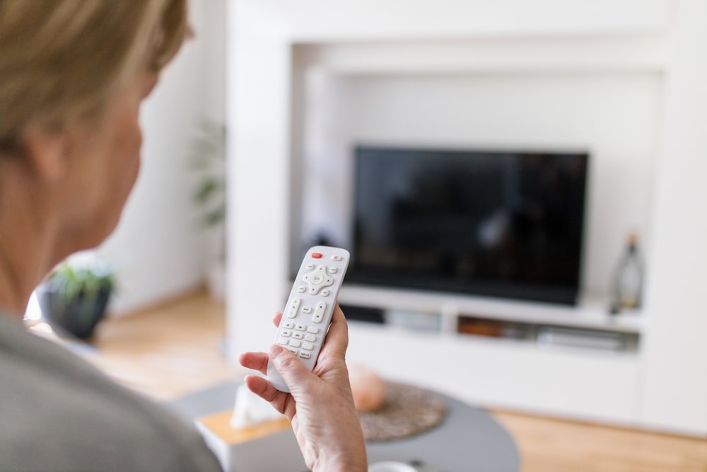 Frau vor Fernseher