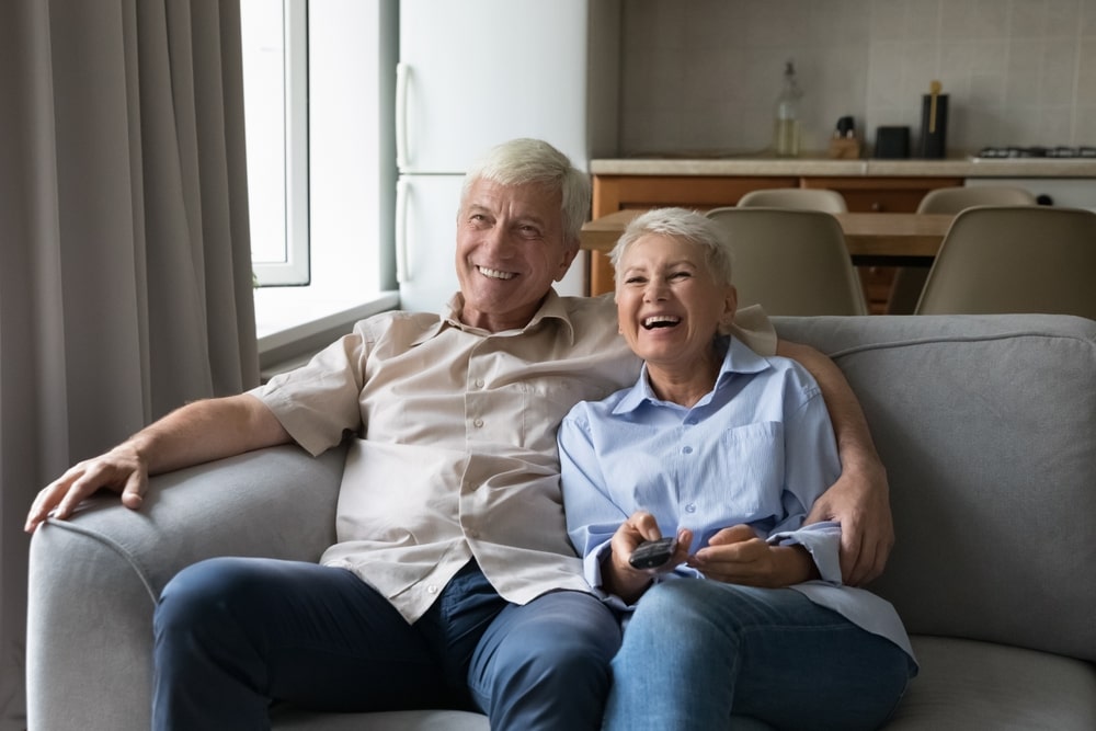 Mann und Frau schauen TV