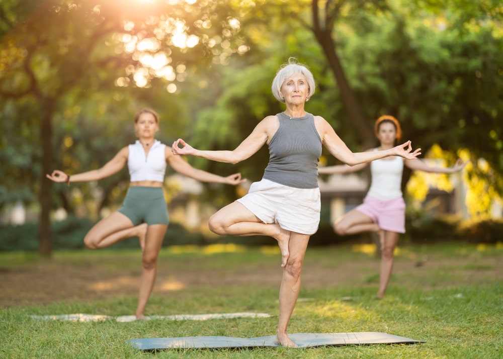 Seniorinnen beim Yoga
