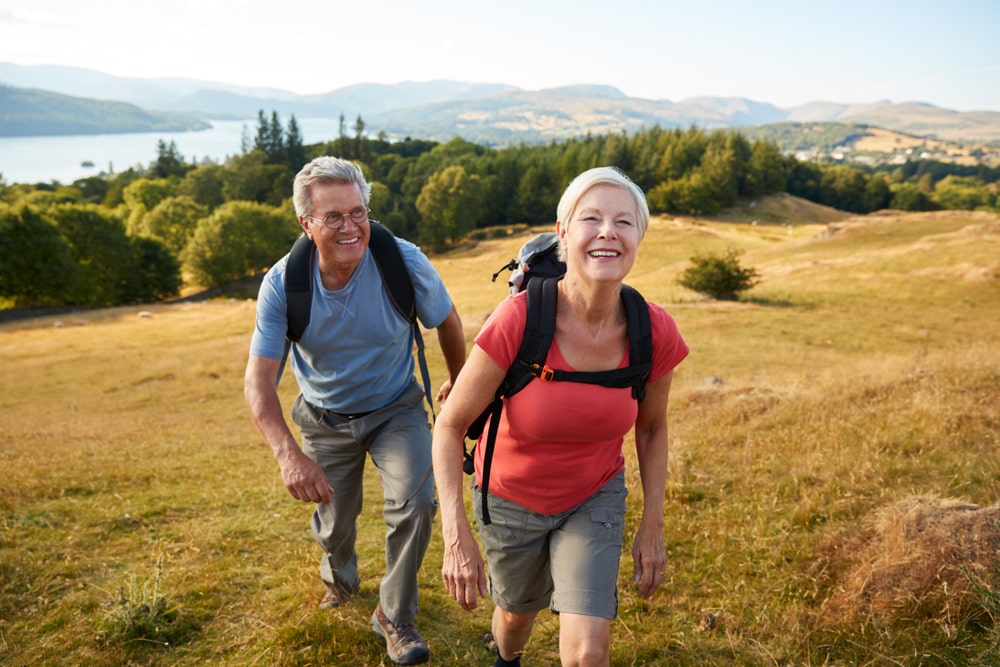 Zwei Senioren wandern