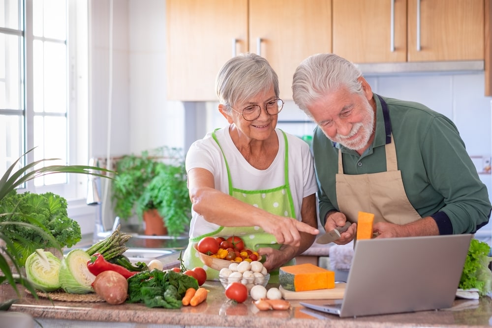 Älteres Ehepaar kocht gesund