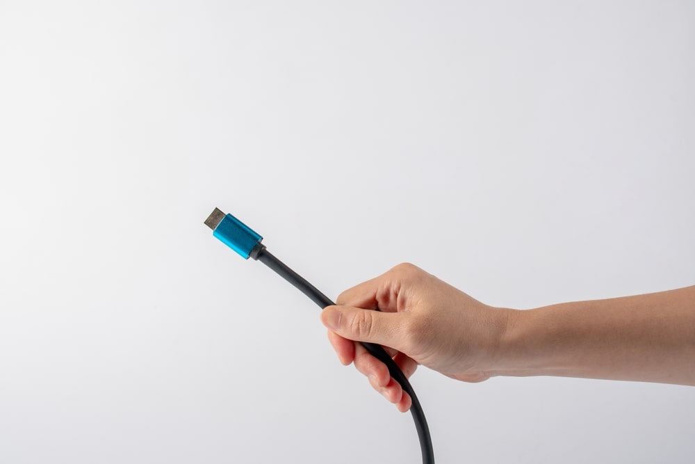 Kabel in Händen halten