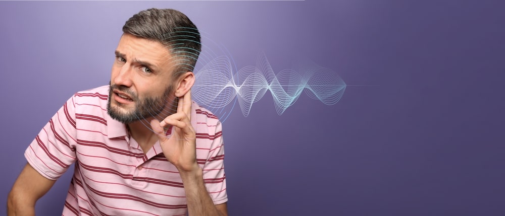 Mann der nicht gut hört