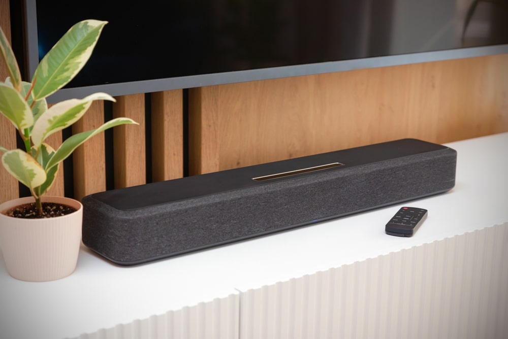 TV Soundbar unter Fernseher