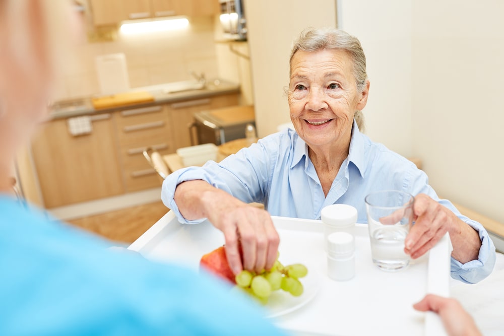 Ältere Frau beim Essen