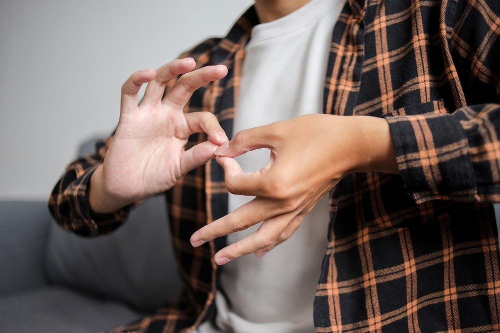 Mann führt Gebärdensprache aus