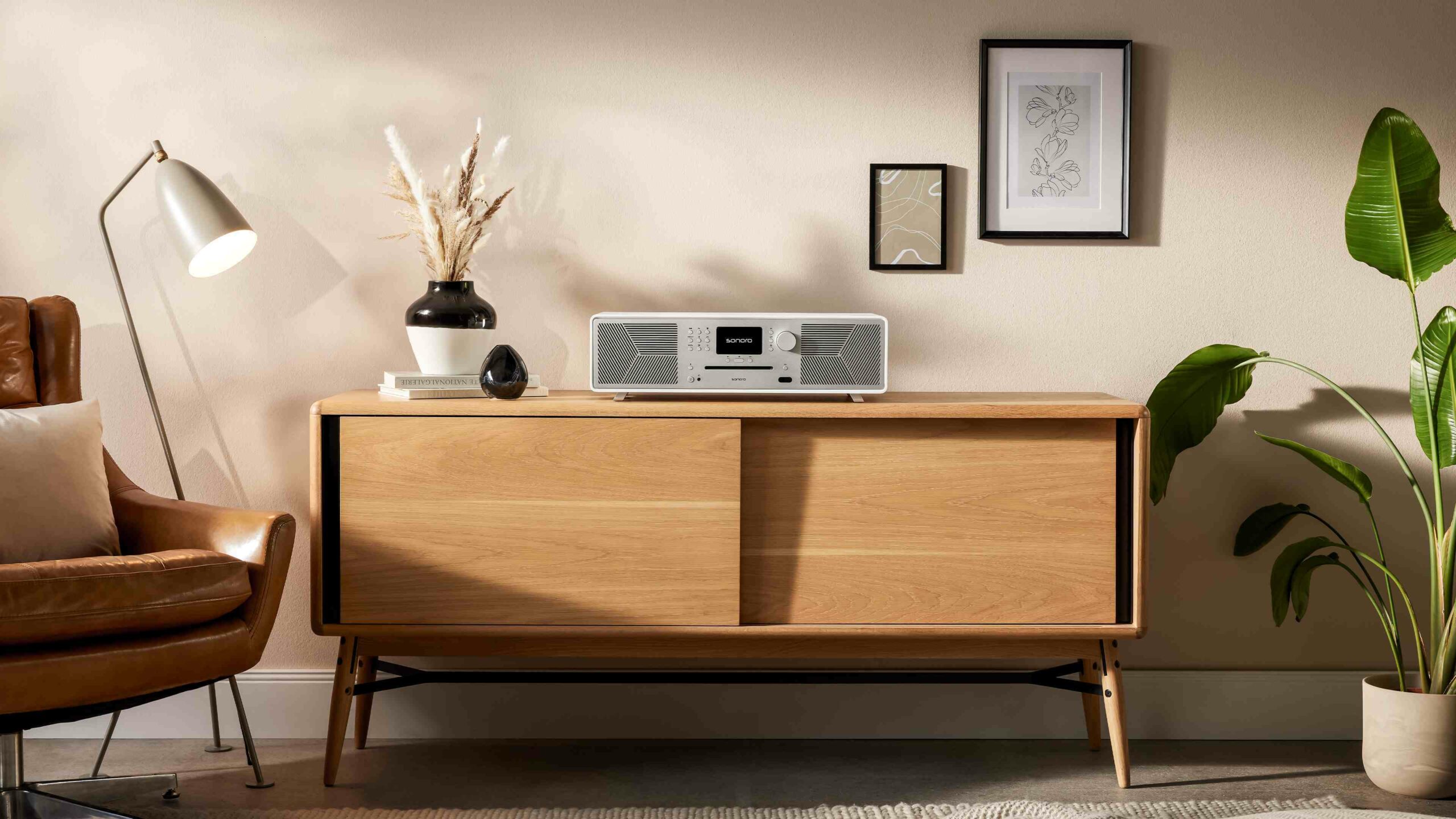 sonoro Meisterstück Gen2 in Weiß als elegantes Audiosystem im Wohnbereich