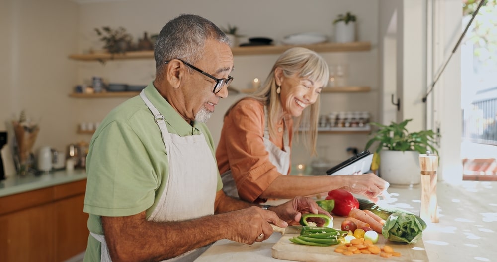 Frau und Mann kochen gemeinsam