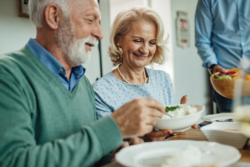 Mann und Frau essen proteinreich