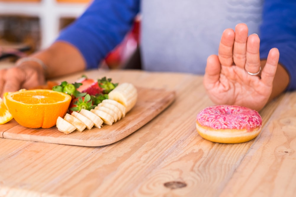 Obst und Donut auf einem Tisch
